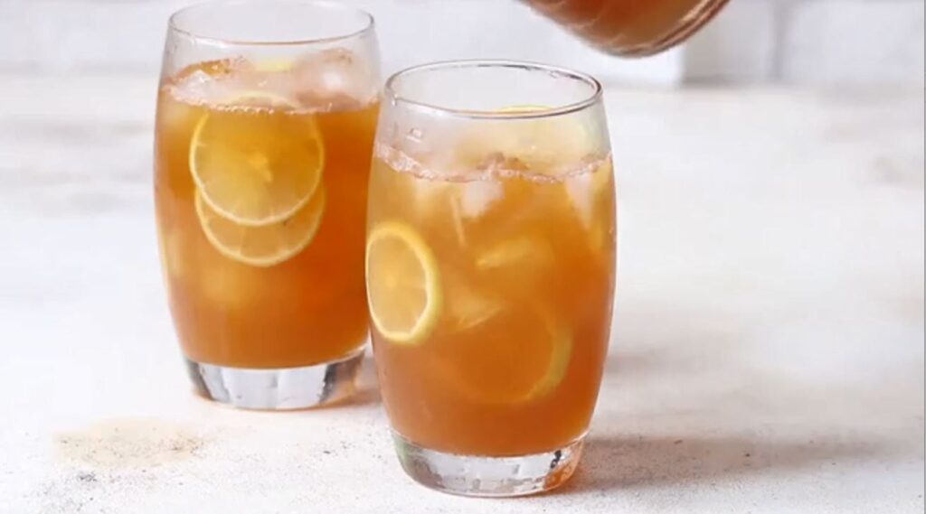 طرز تهیه چای سرد و لیمو شیرین شده با عسل